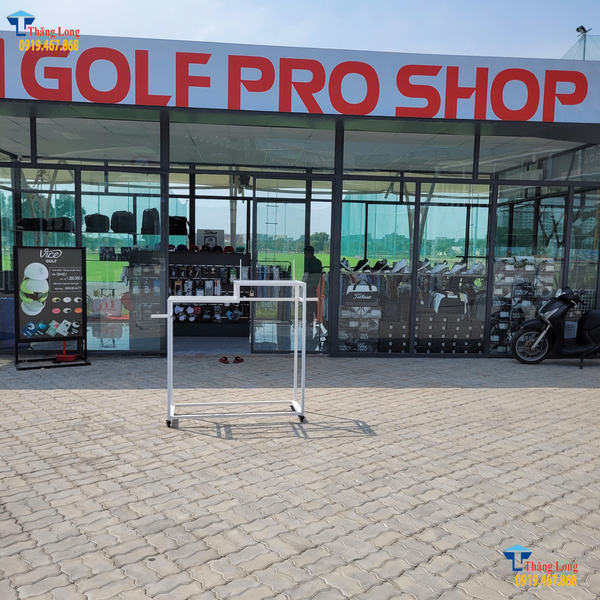 Lắp đặt kệ thời trang c&oacute; b&aacute;nh xe tại TP. Hồ Ch&iacute; Minh 